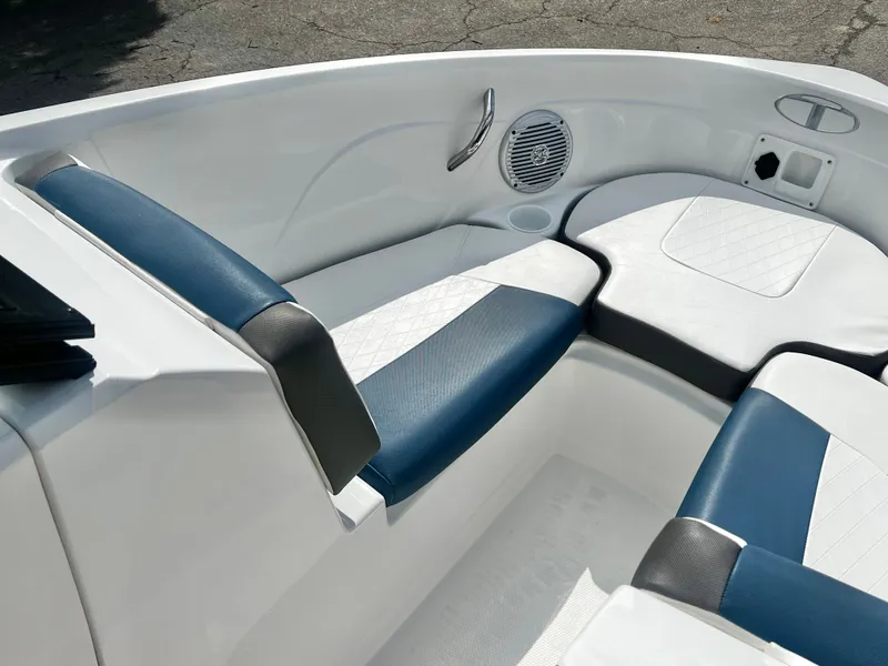 Slide: The Image of Tahoe 200 S Bowrider 2022 - 21