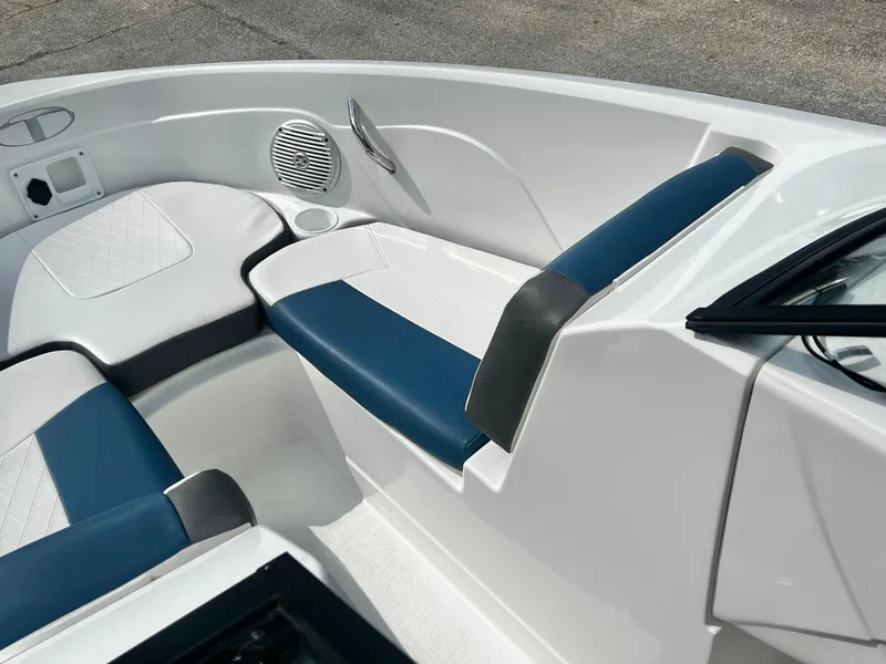 Slide: The Image of Tahoe 200 S Bowrider 2022 - 22