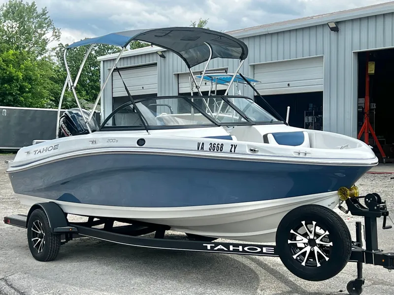 Slide: The Image of Tahoe 200 S Bowrider 2022 - 7