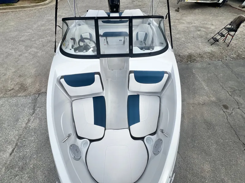 Slide: The Image of Tahoe 200 S Bowrider 2022 - 8
