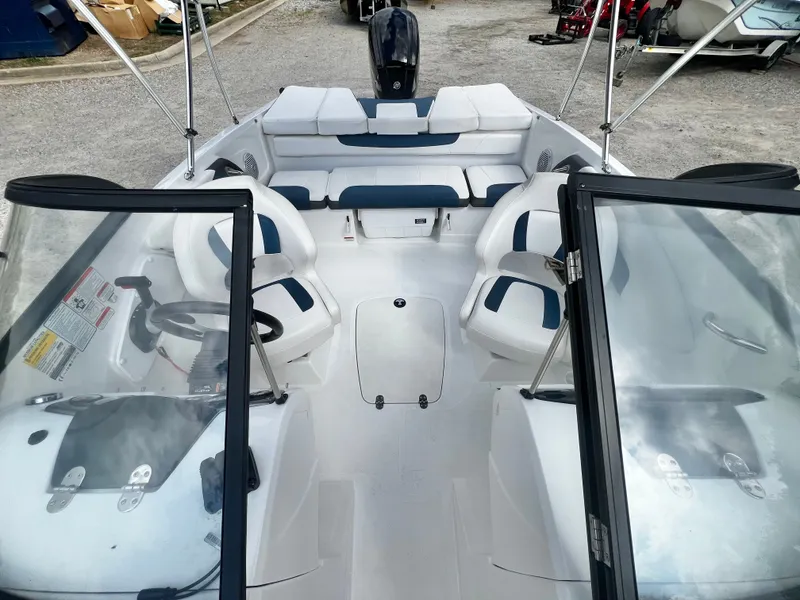 Slide: The Image of Tahoe 200 S Bowrider 2022 - 9