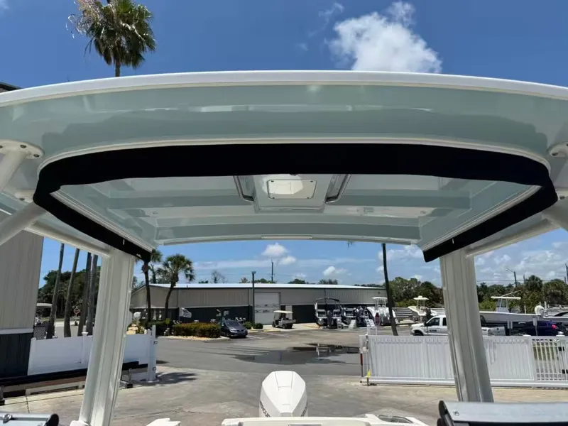 Slide: The Image of Boston Whaler 240 Vantage 2023 - 10