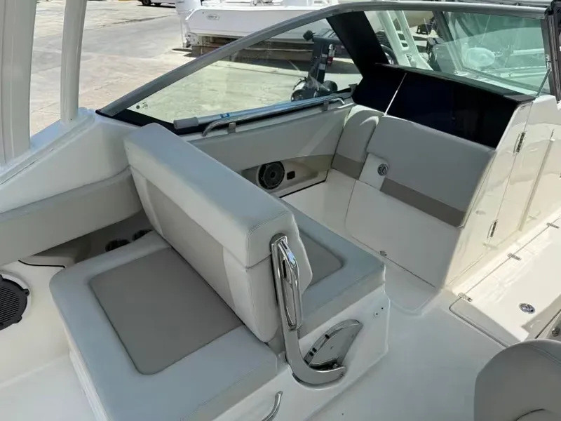 Slide: The Image of Boston Whaler 240 Vantage 2023 - 11
