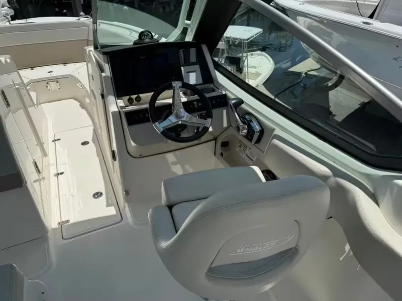 Slide: The Image of Boston Whaler 240 Vantage 2023 - 12