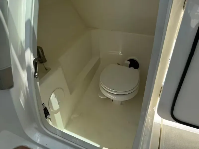 Slide: The Image of Boston Whaler 240 Vantage 2023 - 13