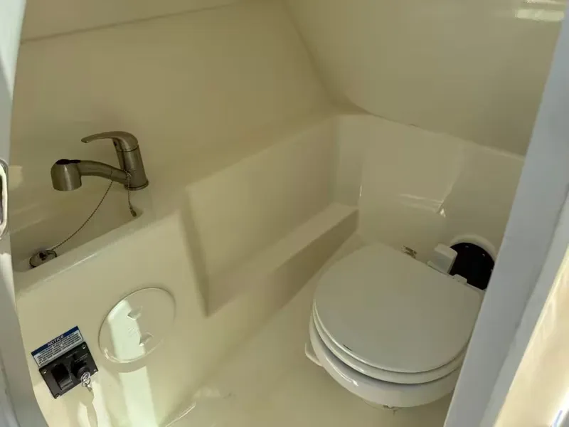 Slide: The Image of Boston Whaler 240 Vantage 2023 - 14