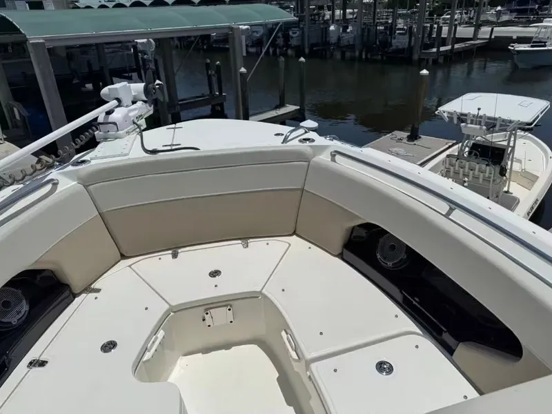 Slide: The Image of Boston Whaler 240 Vantage 2023 - 15