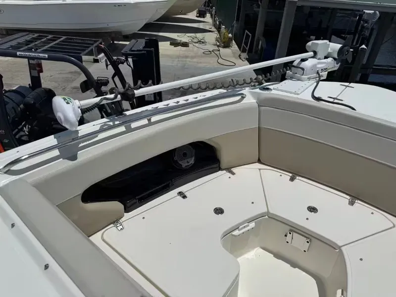 Slide: The Image of Boston Whaler 240 Vantage 2023 - 16