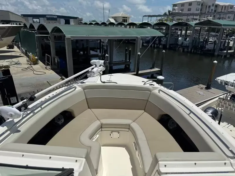 Slide: The Image of Boston Whaler 240 Vantage 2023 - 17