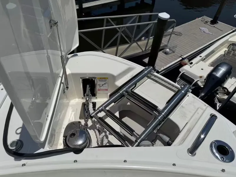 Slide: The Image of Boston Whaler 240 Vantage 2023 - 18