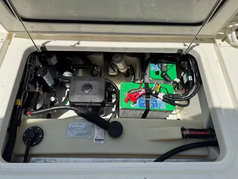 Slide: The Image of Boston Whaler 240 Vantage 2023 - 19