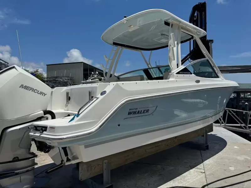 Slide: The Image of Boston Whaler 240 Vantage 2023 - 3