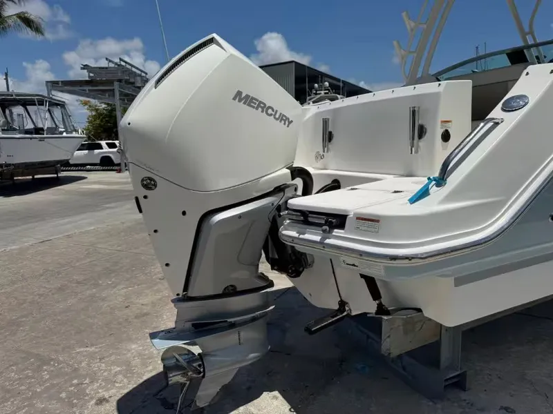 Slide: The Image of Boston Whaler 240 Vantage 2023 - 6