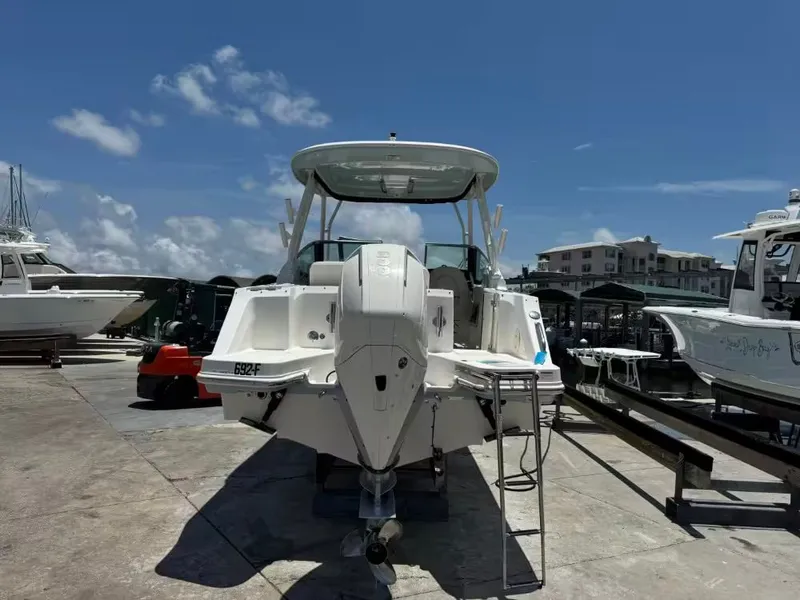 Slide: The Image of Boston Whaler 240 Vantage 2023 - 7