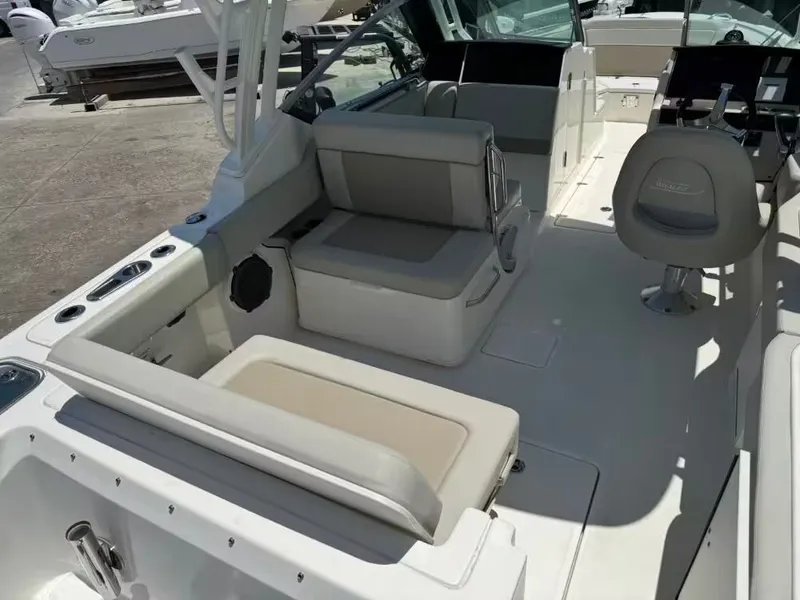 Slide: The Image of Boston Whaler 240 Vantage 2023 - 8