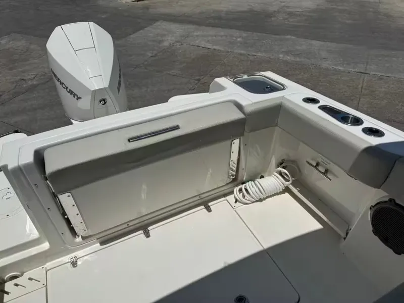 Slide: The Image of Boston Whaler 240 Vantage 2023 - 9