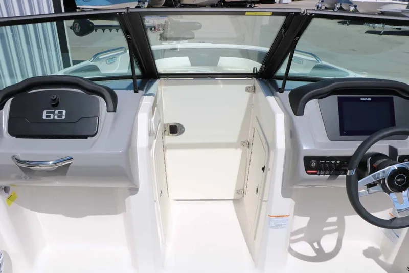 Slide: The Image of Chaparral 21 SSi Ski/Fish 2025 - 31