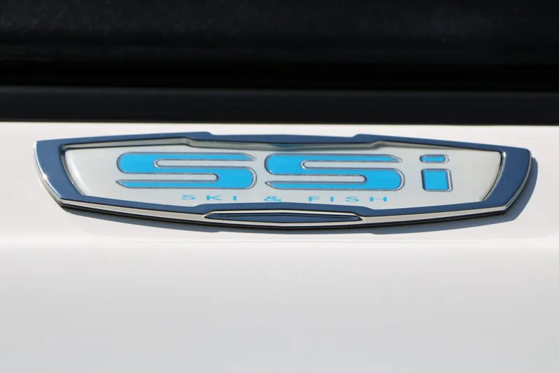 Slide: The Image of Chaparral 21 SSi Ski/Fish 2025 - 15