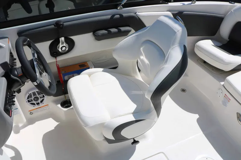 Slide: The Image of Chaparral 21 SSi Ski/Fish 2025 - 35