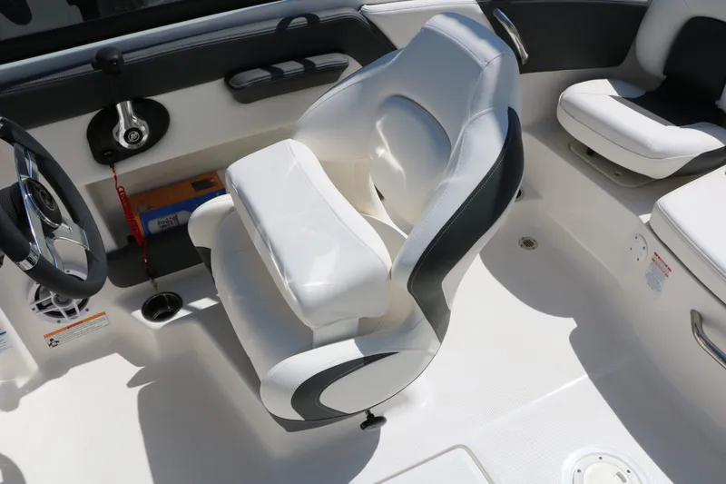 Slide: The Image of Chaparral 21 SSi Ski/Fish 2025 - 34