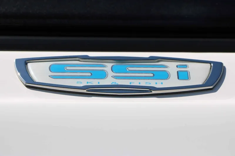 Slide: The Image of Chaparral 21 SSi Ski/Fish 2025 - 15