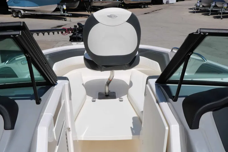 Slide: The Image of Chaparral 21 SSi Ski/Fish 2025 - 42