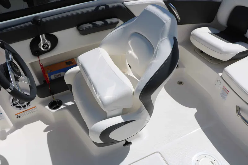 Slide: The Image of Chaparral 21 SSi Ski/Fish 2025 - 34