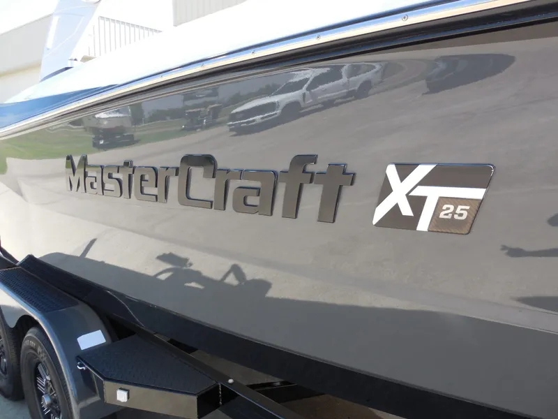 Slide: The Image of MasterCraft XT25 2019 - 10