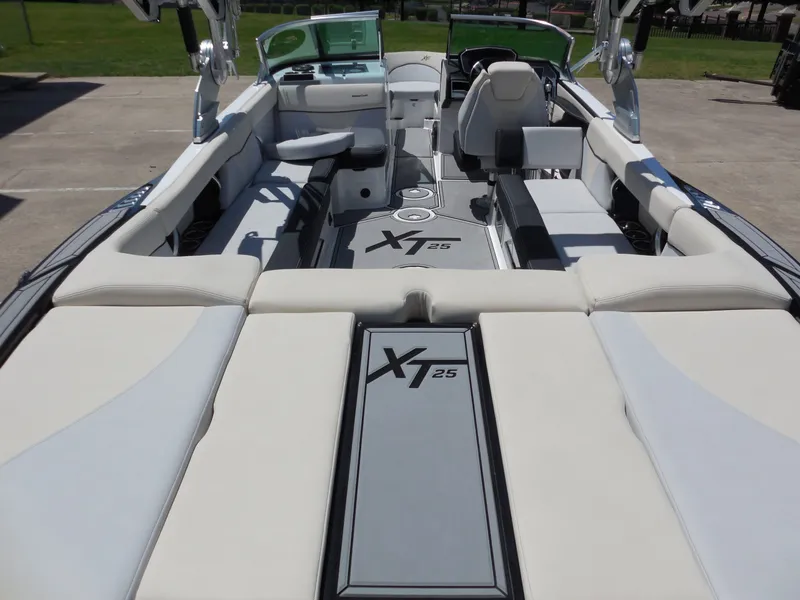 Slide: The Image of MasterCraft XT25 2019 - 12
