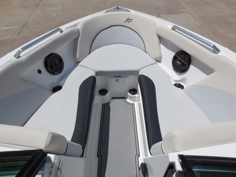 Slide: The Image of MasterCraft XT25 2019 - 18