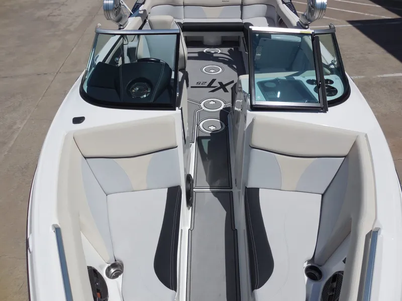 Slide: The Image of MasterCraft XT25 2019 - 19