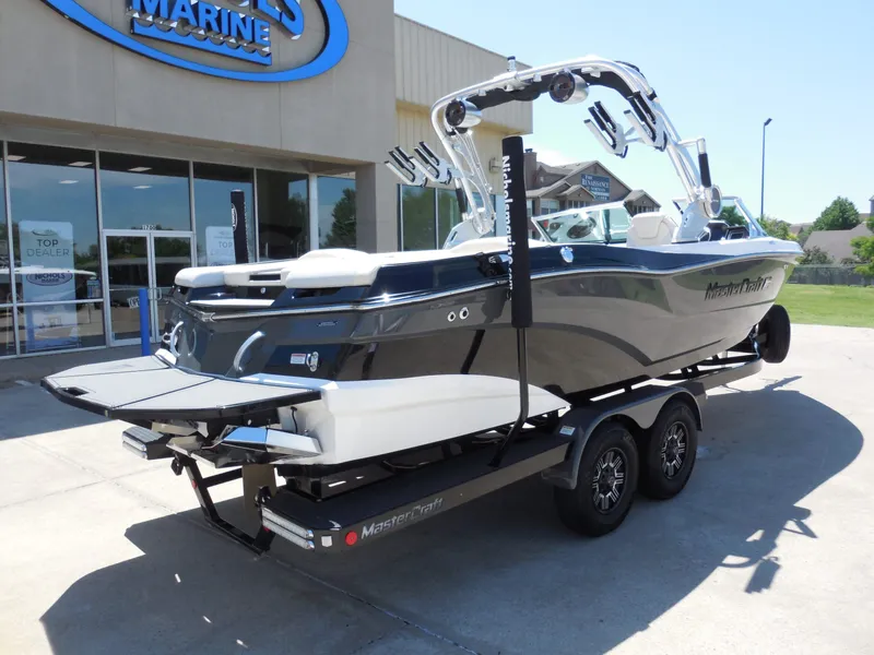 Slide: The Image of MasterCraft XT25 2019 - 4