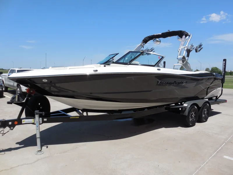 Slide: The Image of MasterCraft XT25 2019 - 8