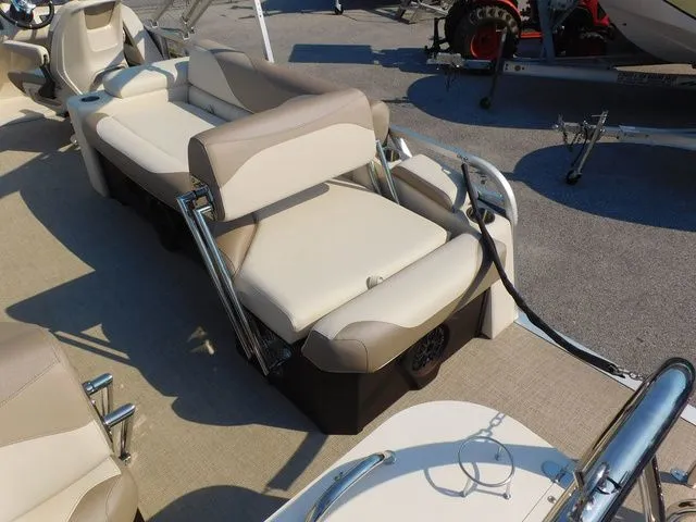 Slide: The Image of Avalon LSZ Quad Lounger Shift 25 FT 2026 - 10