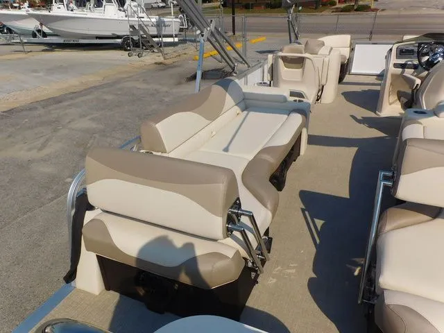Slide: The Image of Avalon LSZ Quad Lounger Shift 25 FT 2026 - 11