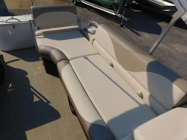 Slide: The Image of Avalon LSZ Quad Lounger Shift 25 FT 2026 - 15