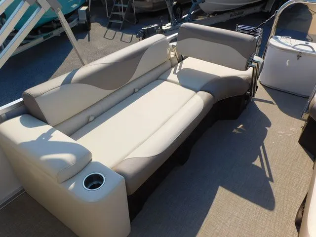 Slide: The Image of Avalon LSZ Quad Lounger Shift 25 FT 2026 - 16