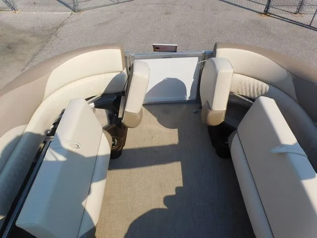 Slide: The Image of Avalon LSZ Quad Lounger Shift 25 FT 2026 - 7