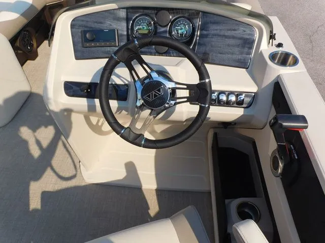Slide: The Image of Avalon LSZ Quad Lounger Shift 25 FT 2026 - 8