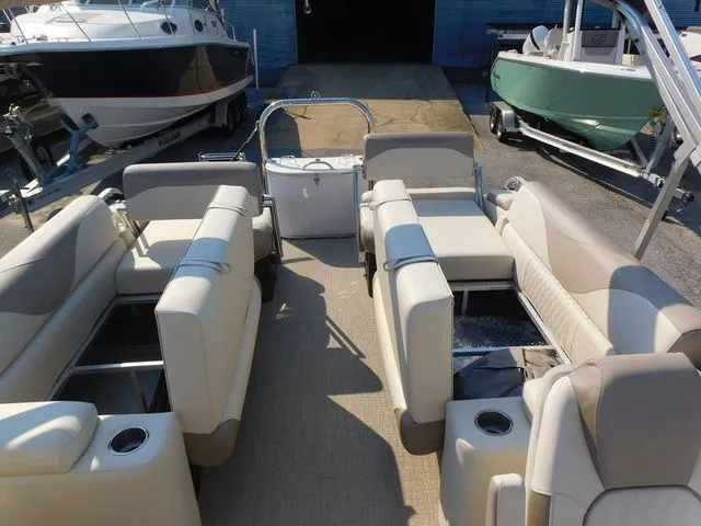 Slide: The Image of Avalon LSZ Quad Lounger Shift 25 FT 2026 - 9