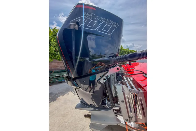 Slide: The Image of Outboard motor on 2025 Bravo Powerboats XP 30, showcasing Racing 400 engine. - 7