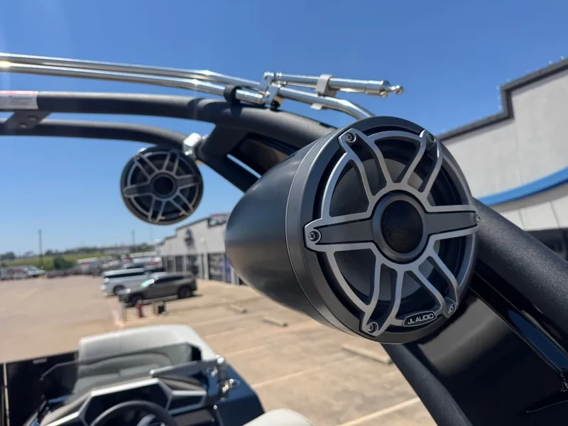 Slide: The Image of JL Audio speakers on Manitou 25 LX RFX SHP 2024 boat. - 12