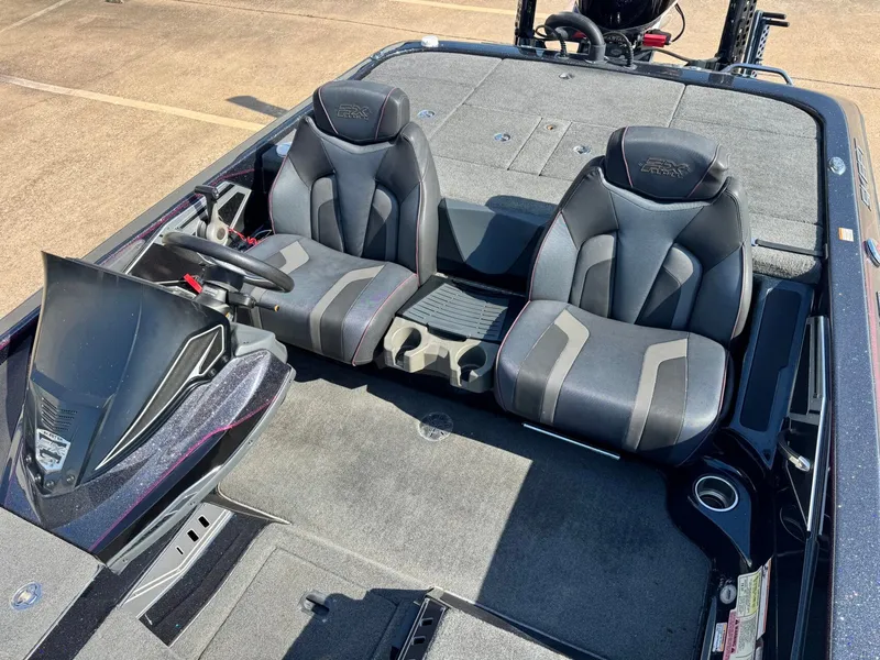 Slide: The Image of Interior of a 2018 Skeeter FX21 boat with two seats. - 11