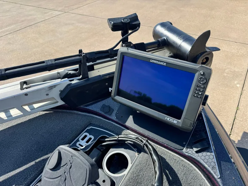 Slide: The Image of 2018 Skeeter FX21 with Lowrance HDS12 fishfinder on deck. - 12