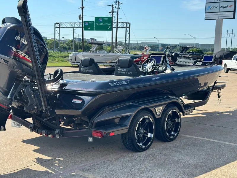 Slide: The Image of 2018 Skeeter FX21 boat on trailer, side view. - 5