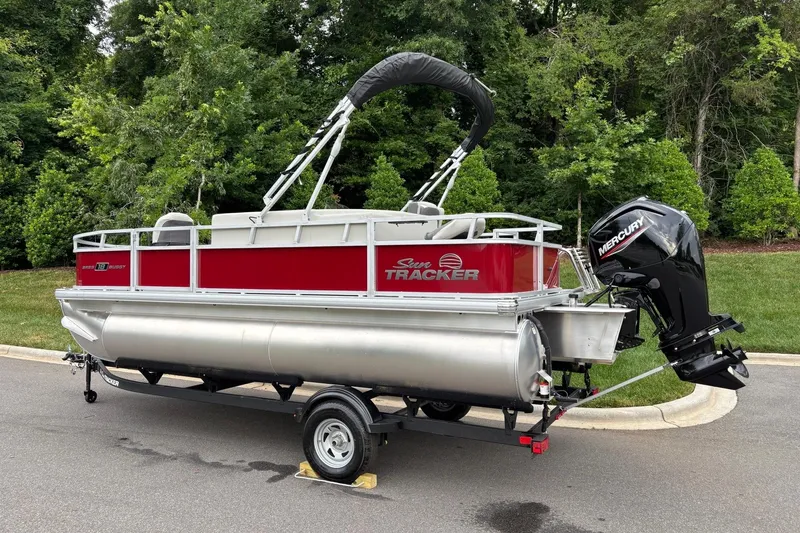 Slide: The Image of Sun Tracker Bass Buggy 18 DLX 2026 - 7