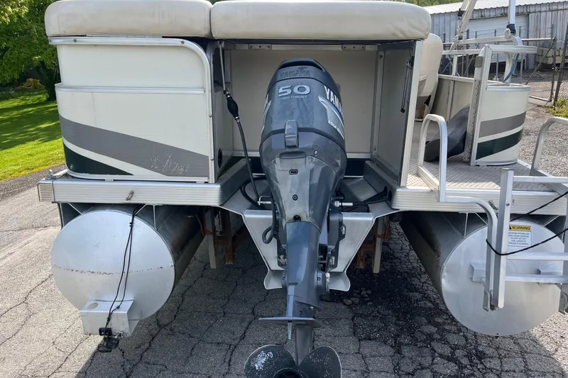 Slide: The Image of 2004 Bennington 2250RL pontoon boat with Yamaha 50 horsepower outboard motor. - 10
