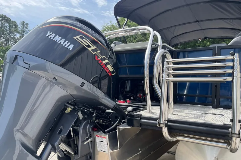 Slide: The Image of 2026 Starcraft EXS 3 FD boat with Yamaha SHO VMAX outboard motor. - 37