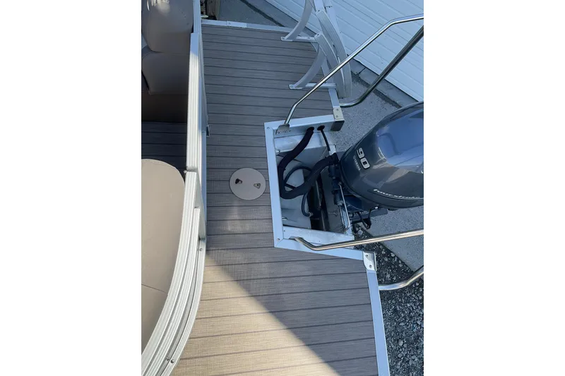 Slide: The Image of 2019 Bennington SX 20 SSRX pontoon boat with Yamaha 90 outboard motor. - 27
