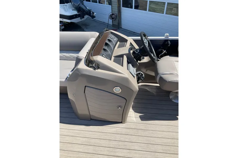 Slide: The Image of 2019 Bennington SX 20 SSRX boat helm with steering wheel and controls. - 28